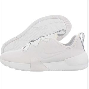 Women’s Nike tennis shoes